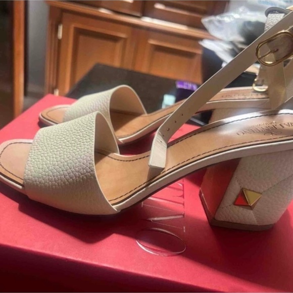 VALENTINO HEELS - Picture 4 of 5